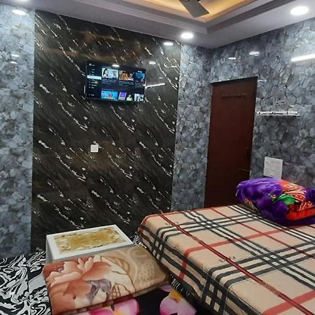 Aggarwal Luxury Room With Private Kitchen Washroom And Balcony Along With Fridge, Ac, Android Tv, Wifi In Main Lajpat Nagar Nuova Delhi Esterno foto