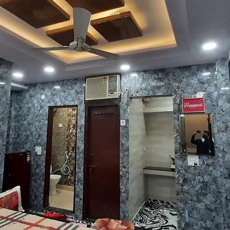Aggarwal Luxury Room With Private Kitchen Washroom And Balcony Along With Fridge, Ac, Android Tv, Wifi In Main Lajpat Nagar Nuova Delhi Esterno foto