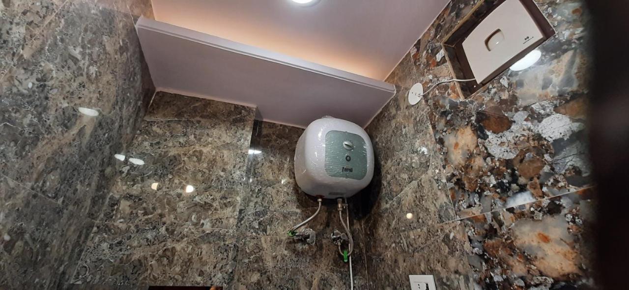 Aggarwal Luxury Room With Private Kitchen Washroom And Balcony Along With Fridge, Ac, Android Tv, Wifi In Main Lajpat Nagar Nuova Delhi Esterno foto