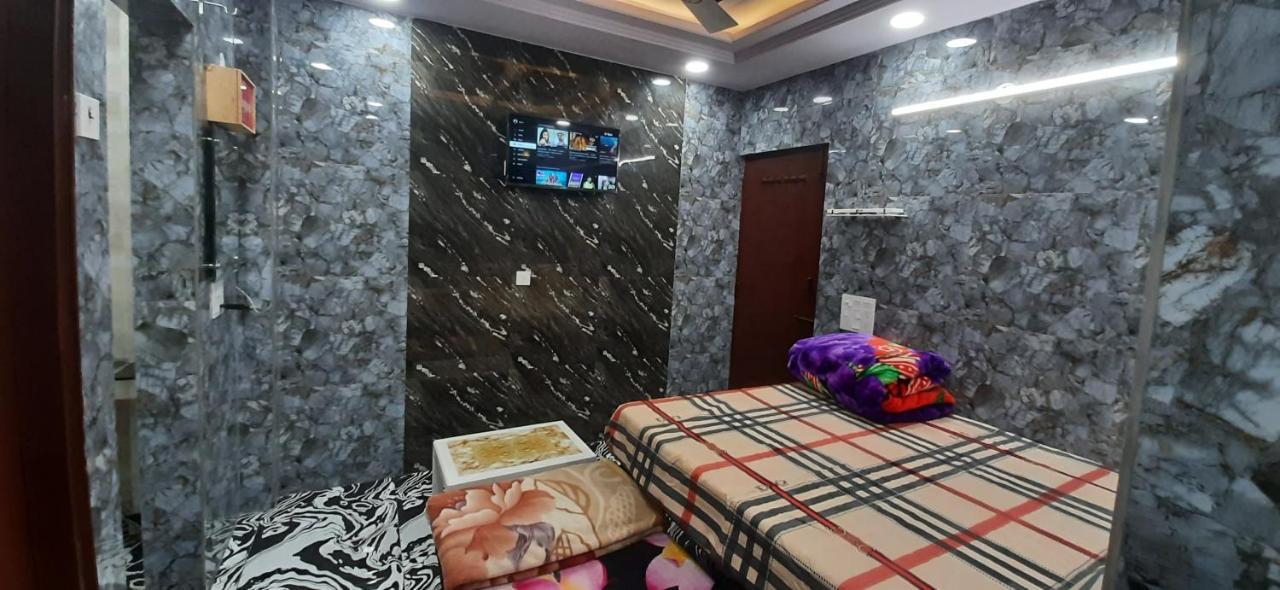 Aggarwal Luxury Room With Private Kitchen Washroom And Balcony Along With Fridge, Ac, Android Tv, Wifi In Main Lajpat Nagar Nuova Delhi Esterno foto