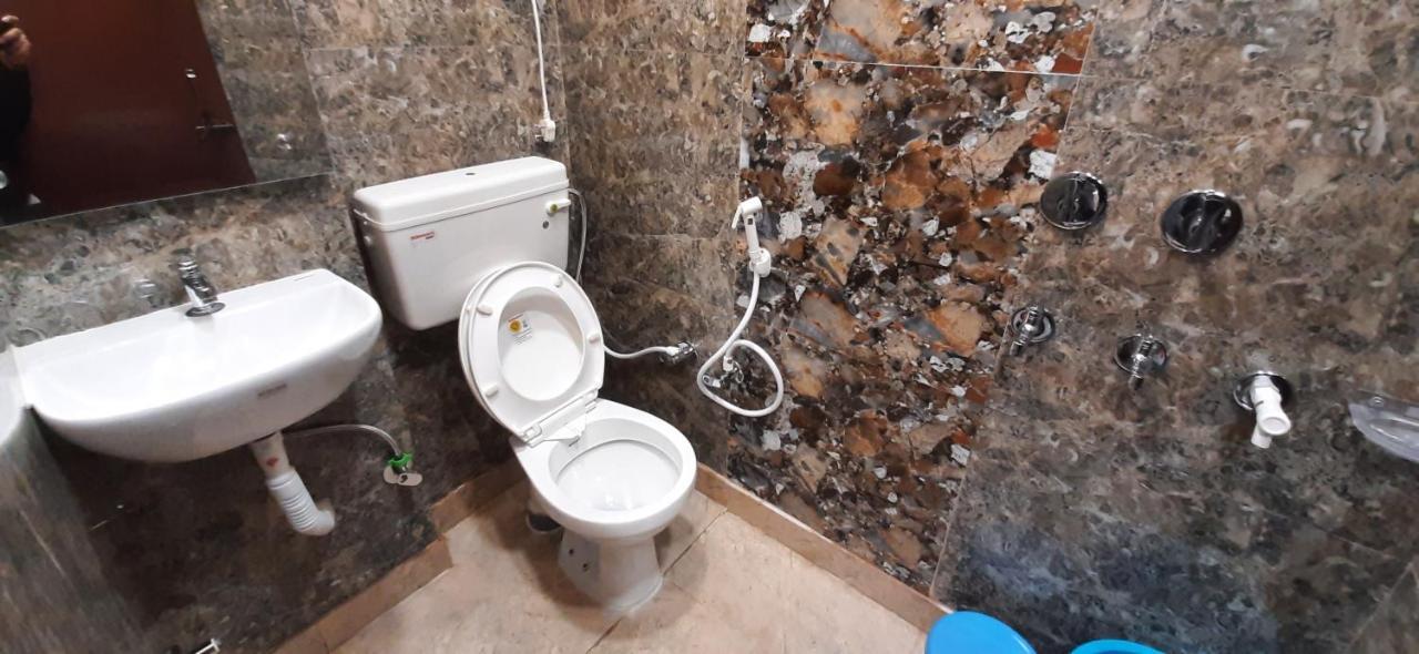 Aggarwal Luxury Room With Private Kitchen Washroom And Balcony Along With Fridge, Ac, Android Tv, Wifi In Main Lajpat Nagar Nuova Delhi Esterno foto