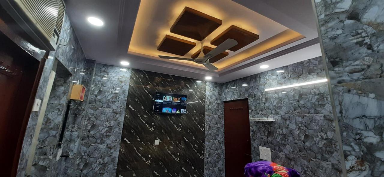 Aggarwal Luxury Room With Private Kitchen Washroom And Balcony Along With Fridge, Ac, Android Tv, Wifi In Main Lajpat Nagar Nuova Delhi Esterno foto