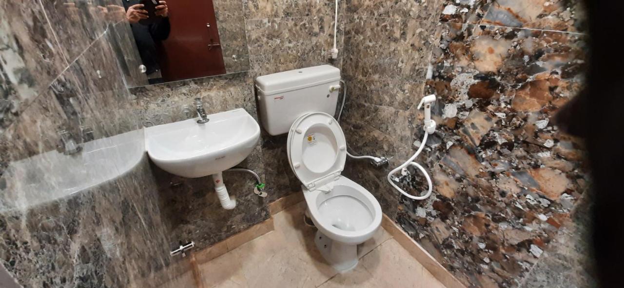 Aggarwal Luxury Room With Private Kitchen Washroom And Balcony Along With Fridge, Ac, Android Tv, Wifi In Main Lajpat Nagar Nuova Delhi Esterno foto